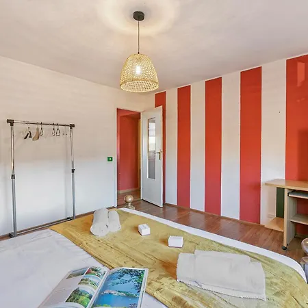La Lanterna Swimming Pool Retreat - Happy