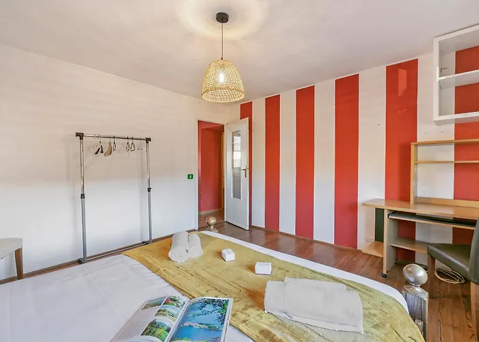 La Lanterna Swimming Pool Retreat - Happy *